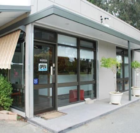 Red Cedars Motel Canberra Ngoại thất bức ảnh