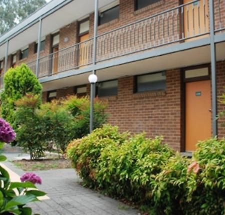 Red Cedars Motel Canberra Ngoại thất bức ảnh