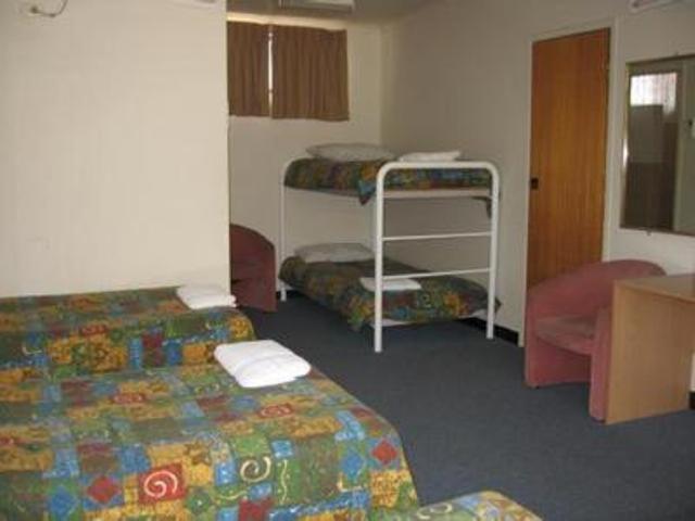 Red Cedars Motel Canberra Phòng bức ảnh