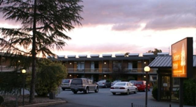 Red Cedars Motel Canberra Ngoại thất bức ảnh