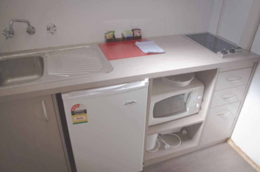 Red Cedars Motel Canberra Ngoại thất bức ảnh