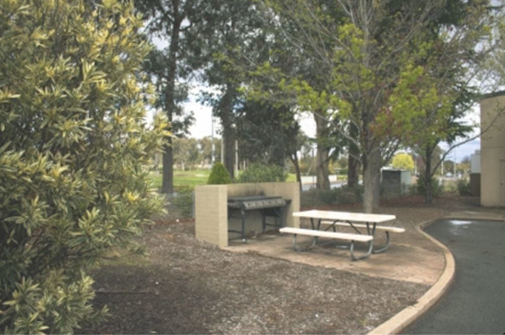 Red Cedars Motel Canberra Ngoại thất bức ảnh