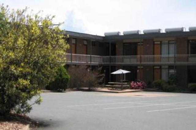Red Cedars Motel Canberra Ngoại thất bức ảnh