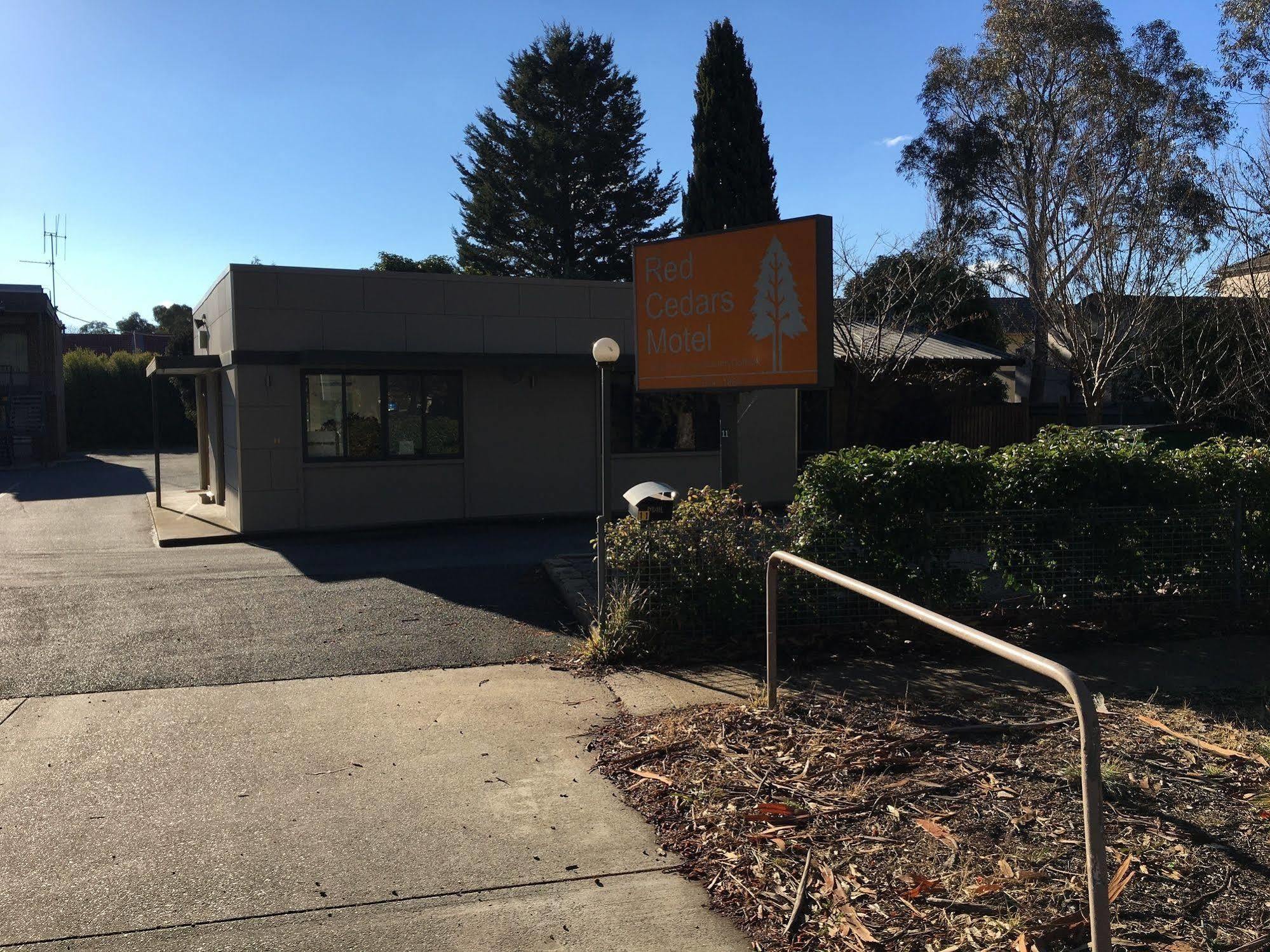 Red Cedars Motel Canberra Ngoại thất bức ảnh