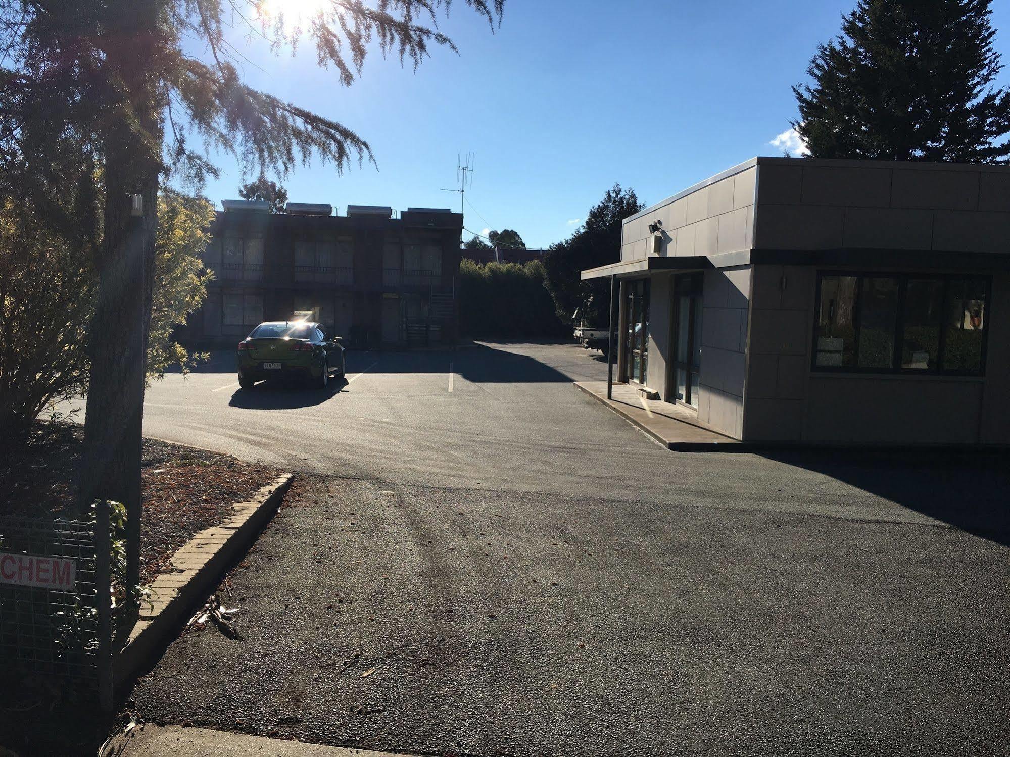 Red Cedars Motel Canberra Ngoại thất bức ảnh