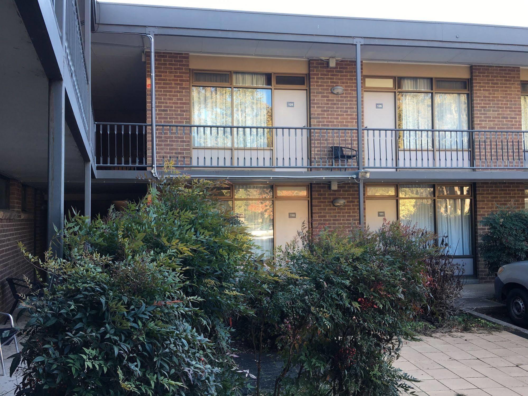 Red Cedars Motel Canberra Ngoại thất bức ảnh