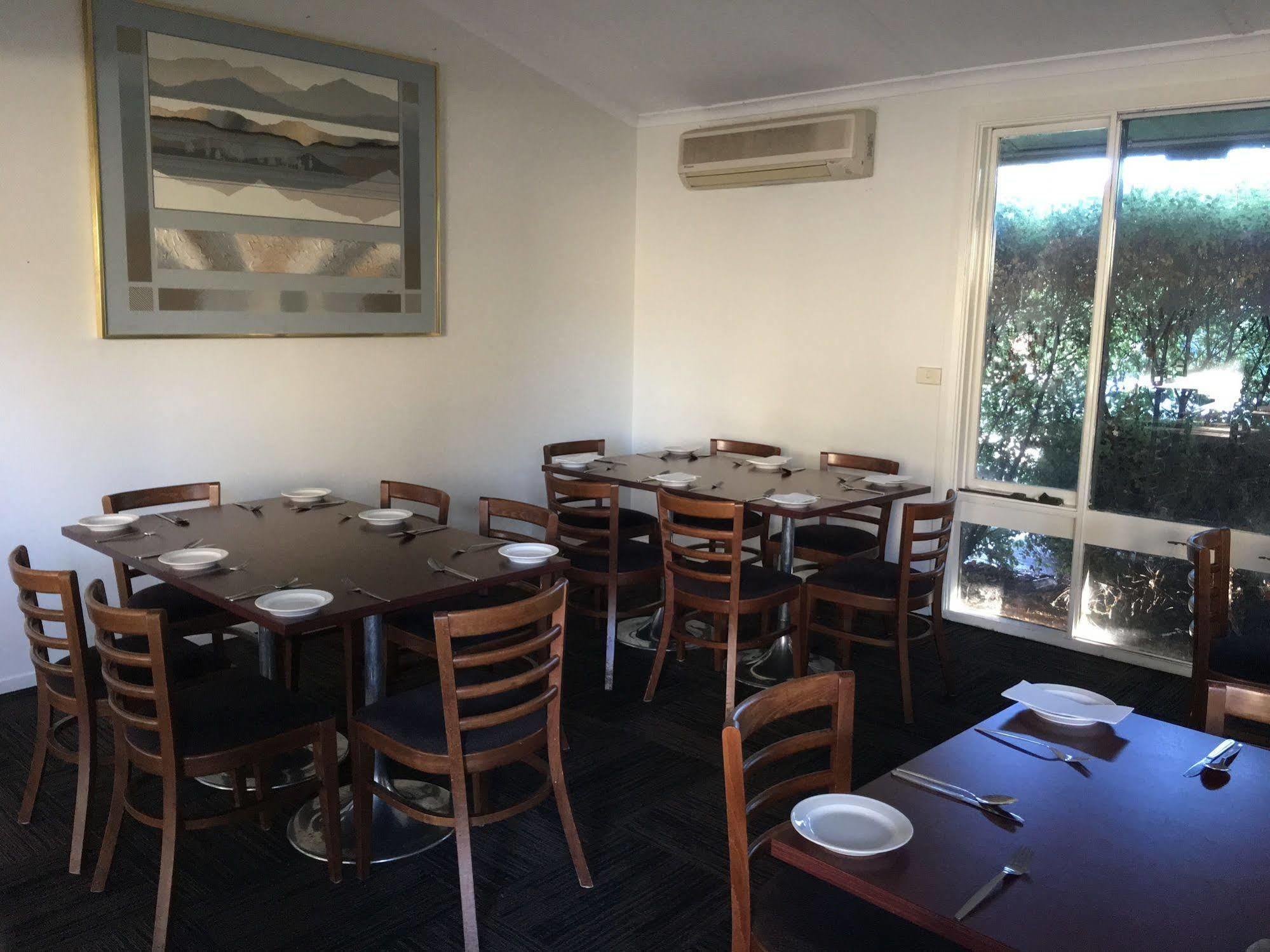 Red Cedars Motel Canberra Ngoại thất bức ảnh
