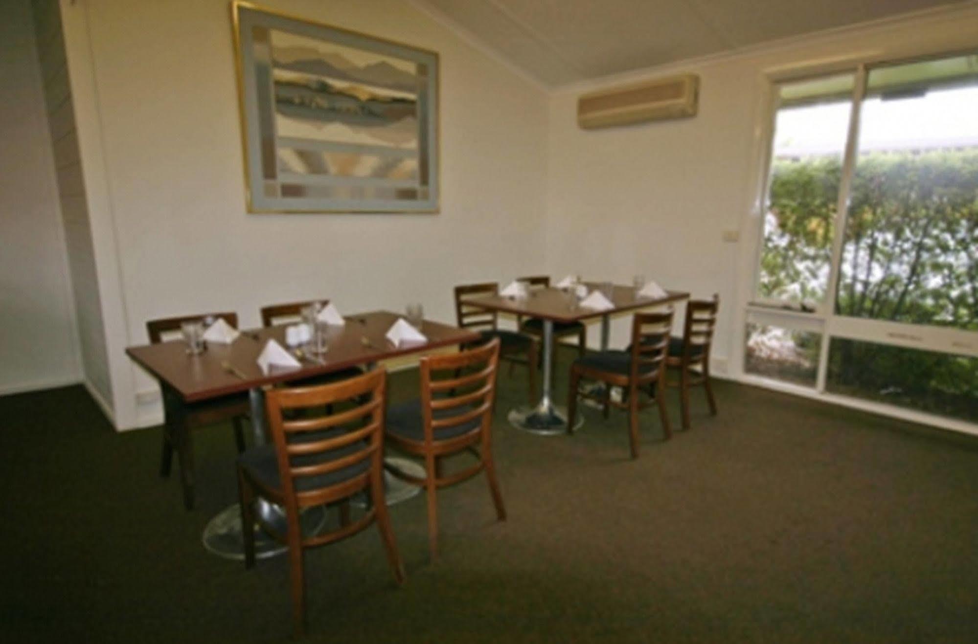 Red Cedars Motel Canberra Ngoại thất bức ảnh