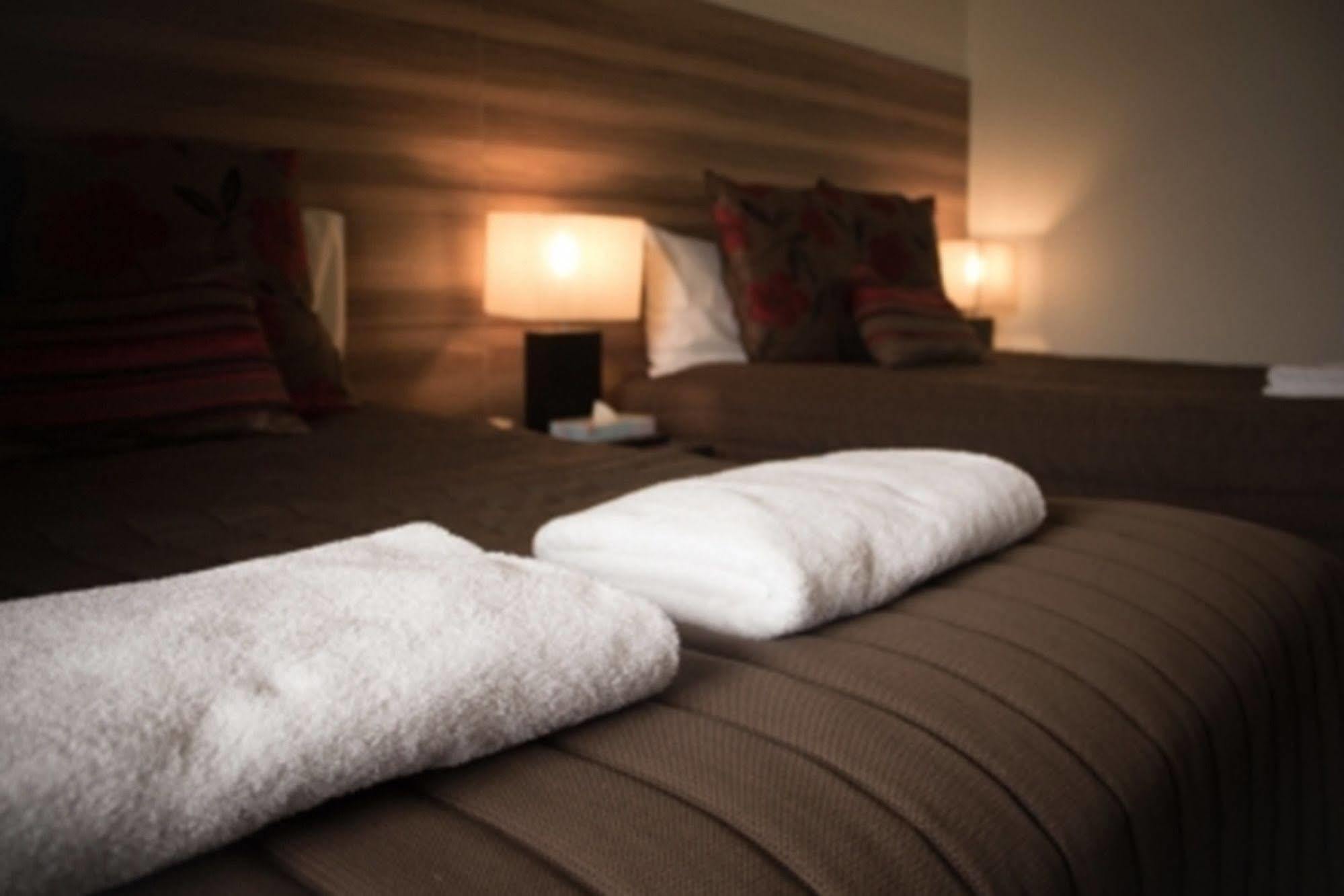 Red Cedars Motel Canberra Ngoại thất bức ảnh