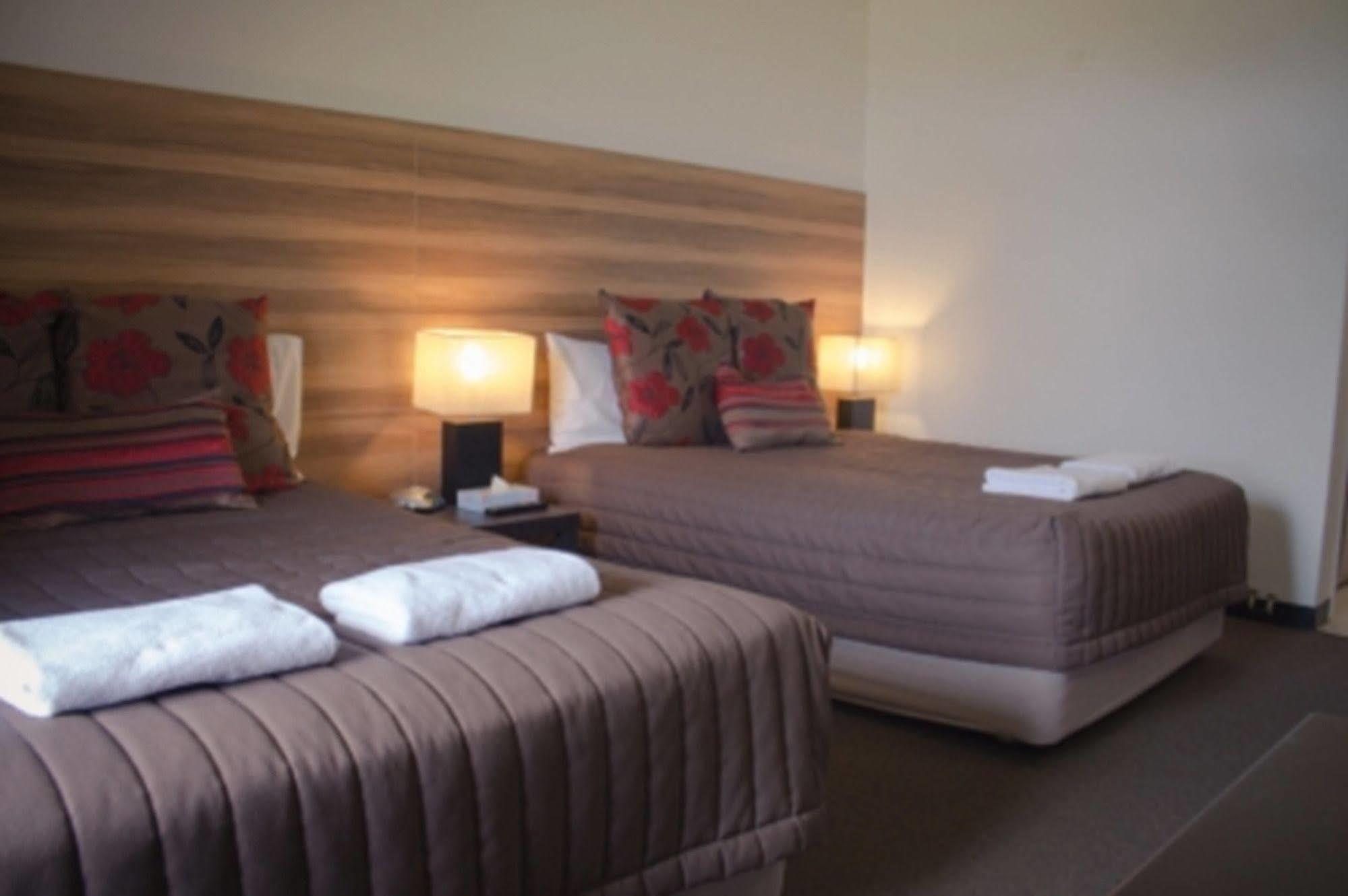 Red Cedars Motel Canberra Ngoại thất bức ảnh