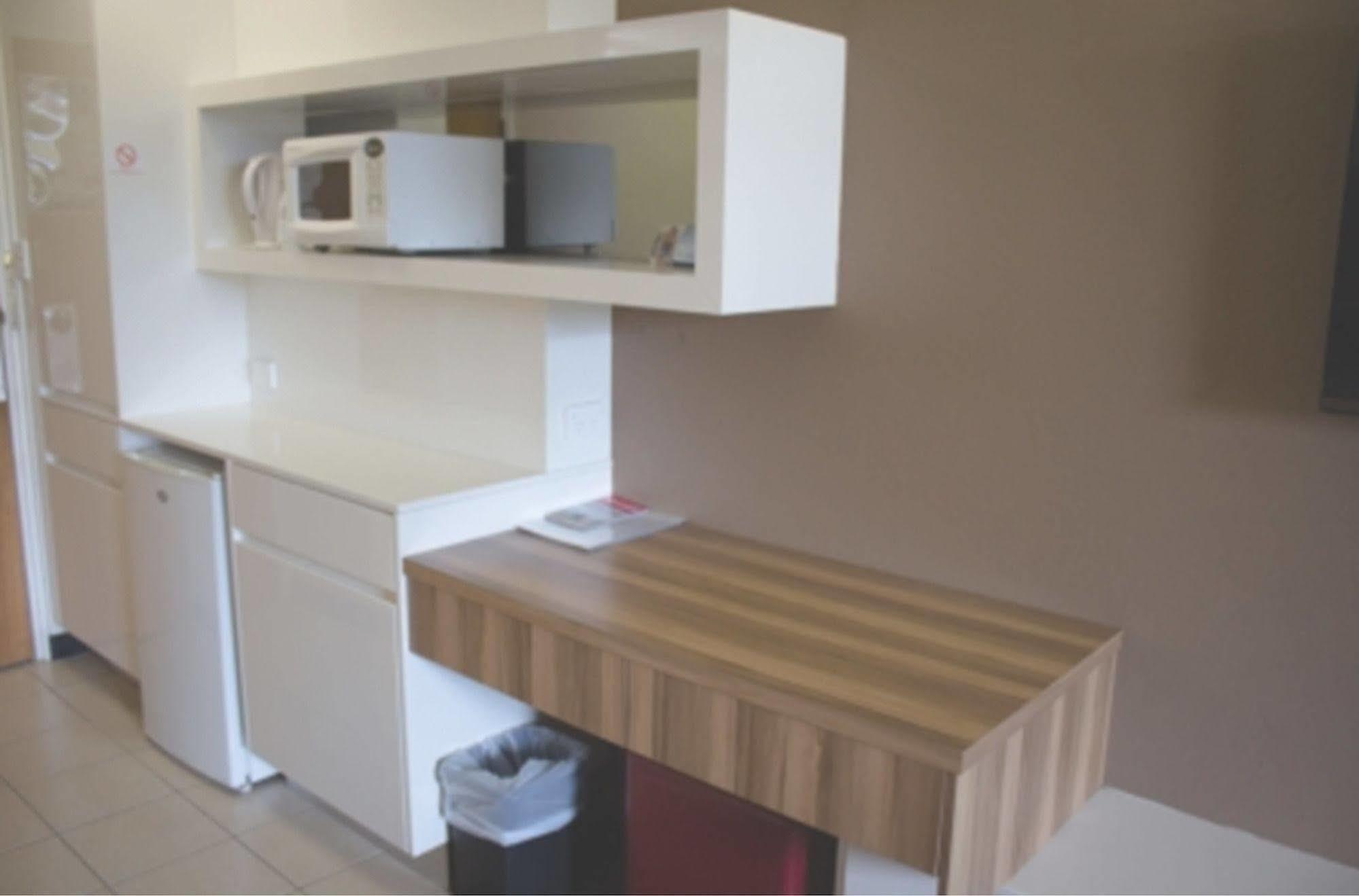 Red Cedars Motel Canberra Ngoại thất bức ảnh