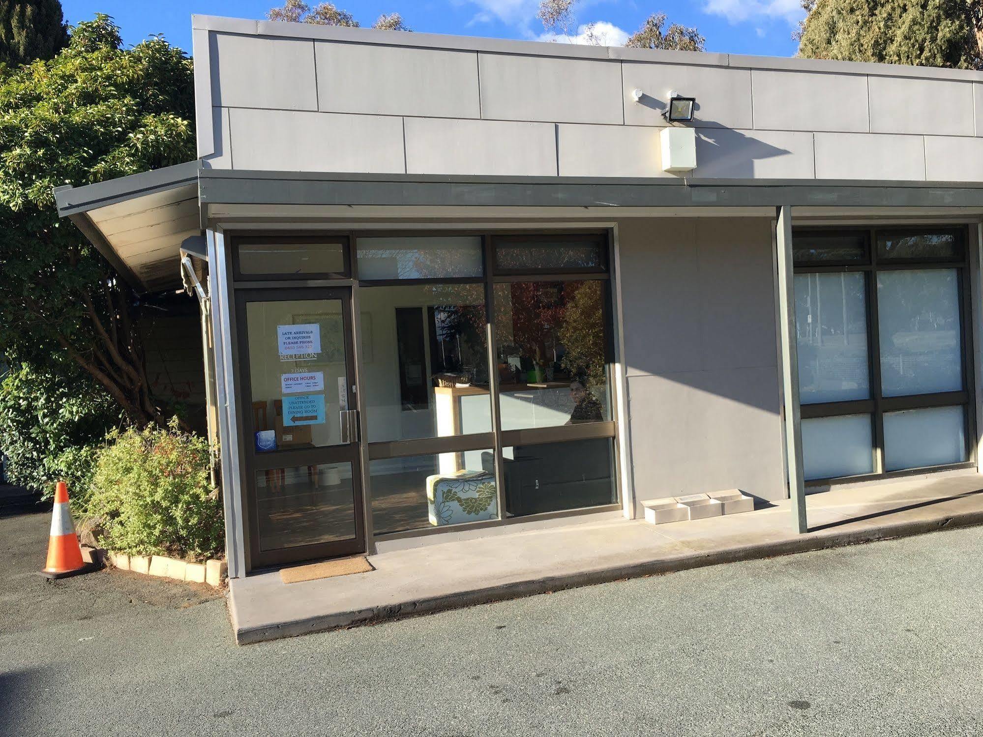 Red Cedars Motel Canberra Ngoại thất bức ảnh