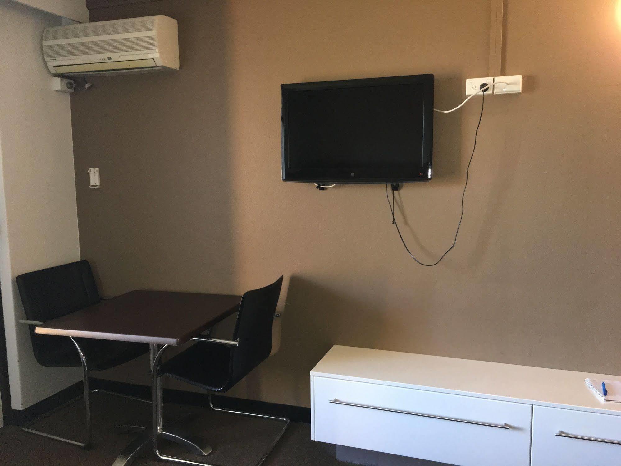 Red Cedars Motel Canberra Ngoại thất bức ảnh