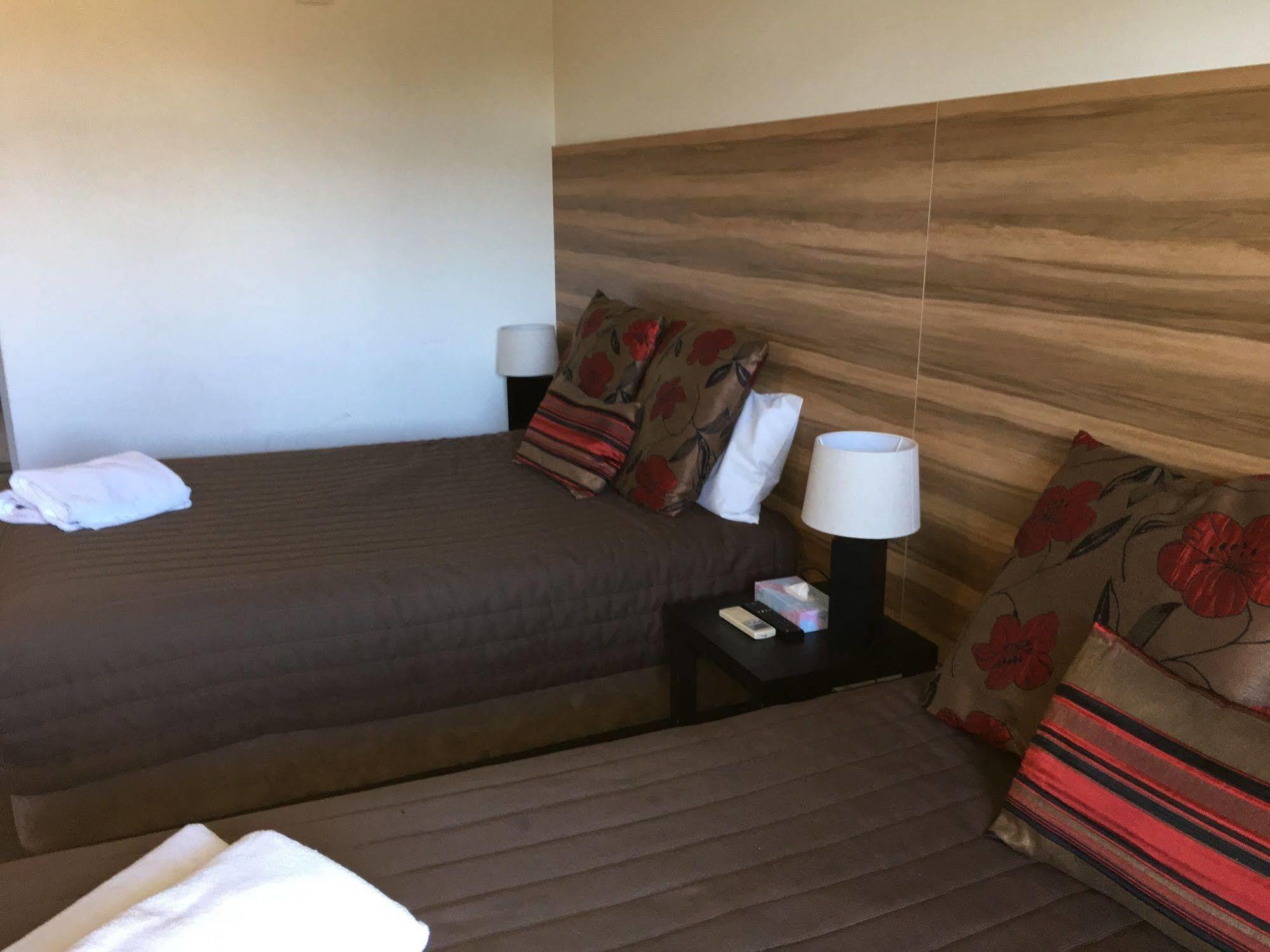 Red Cedars Motel Canberra Ngoại thất bức ảnh