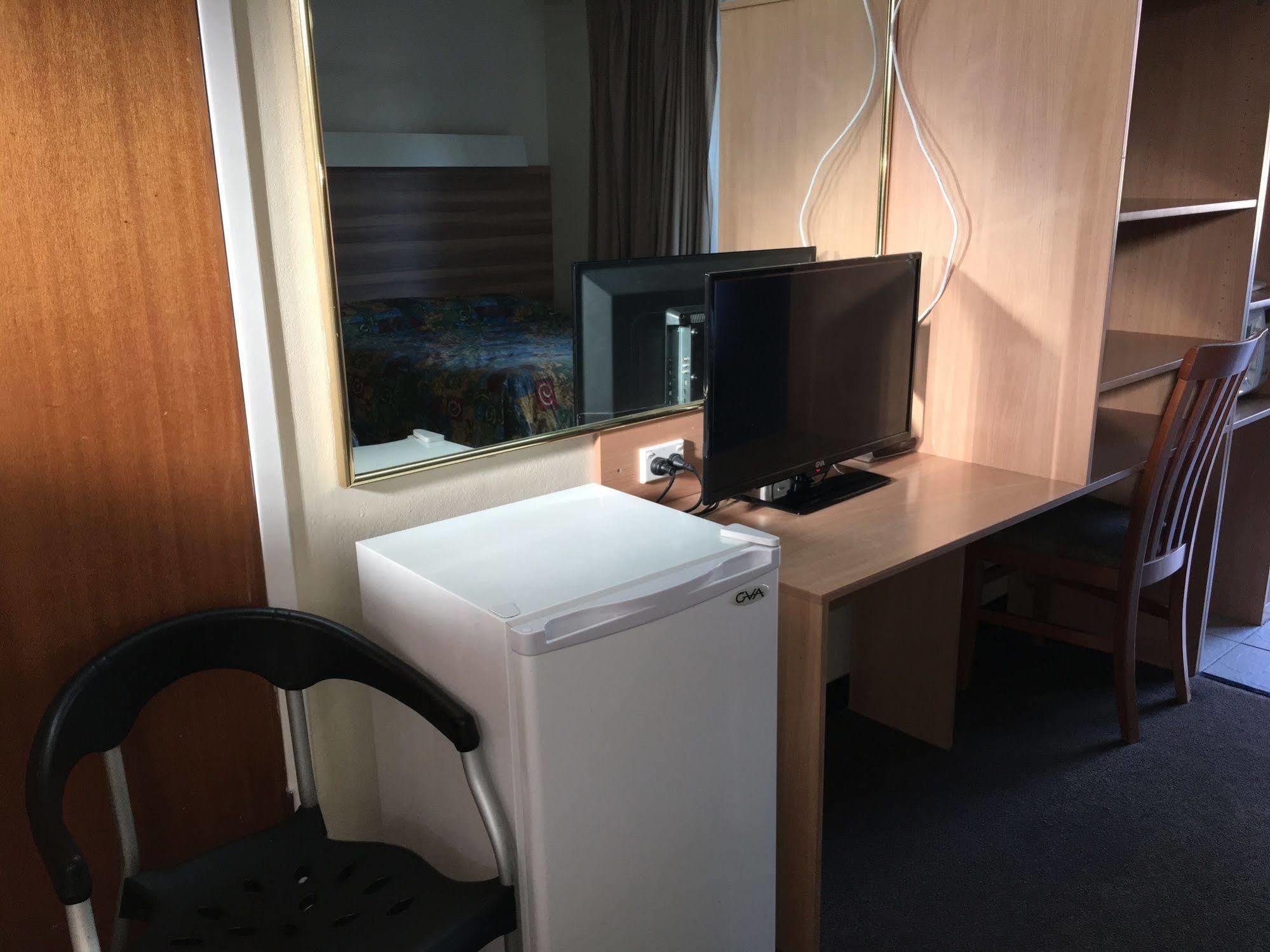 Red Cedars Motel Canberra Ngoại thất bức ảnh