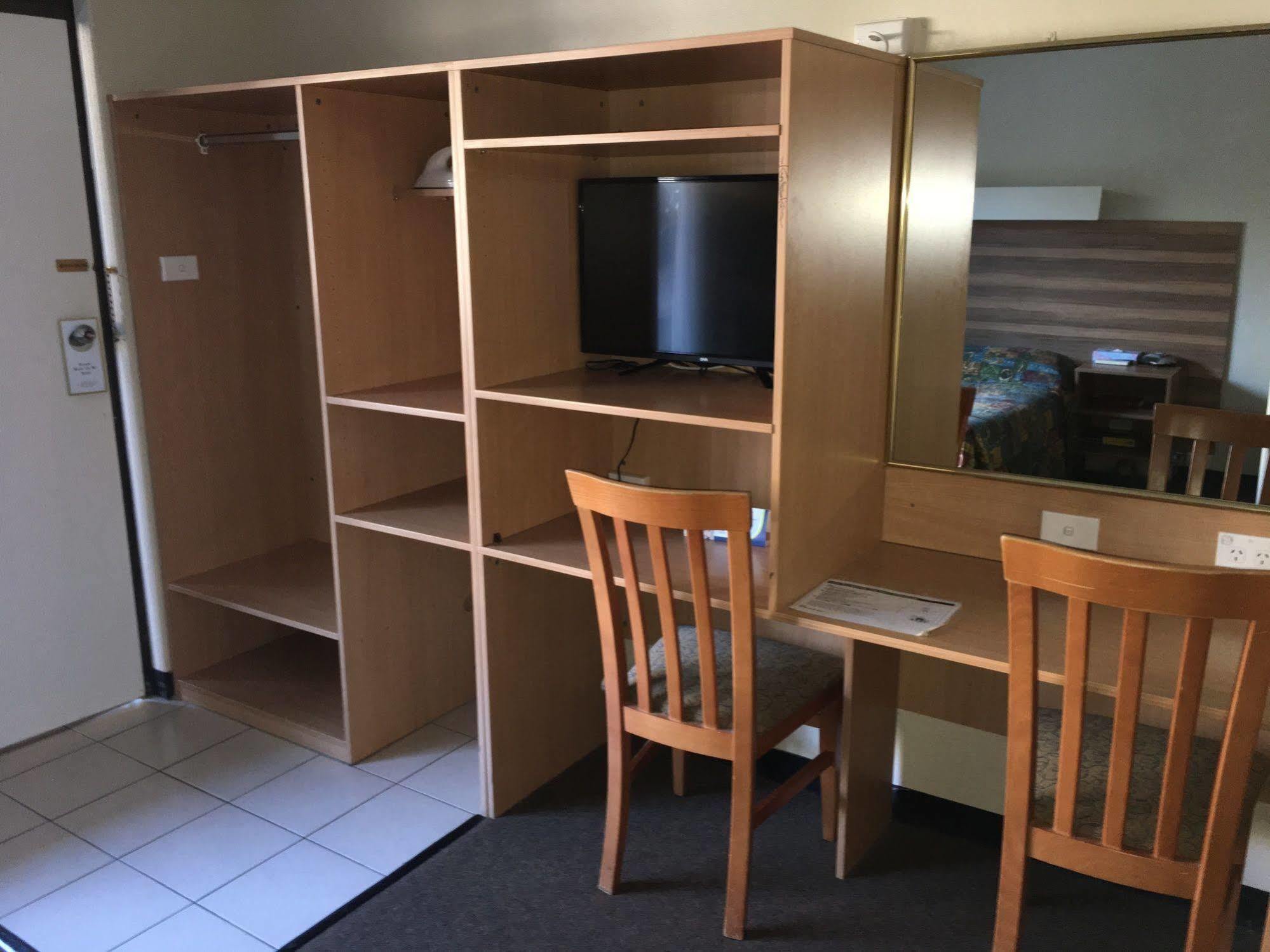 Red Cedars Motel Canberra Ngoại thất bức ảnh