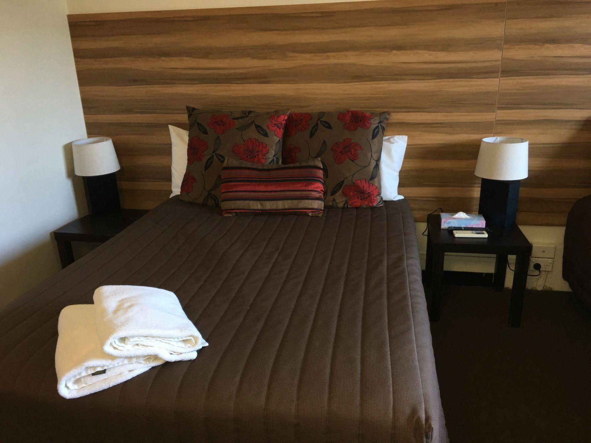 Red Cedars Motel Canberra Ngoại thất bức ảnh