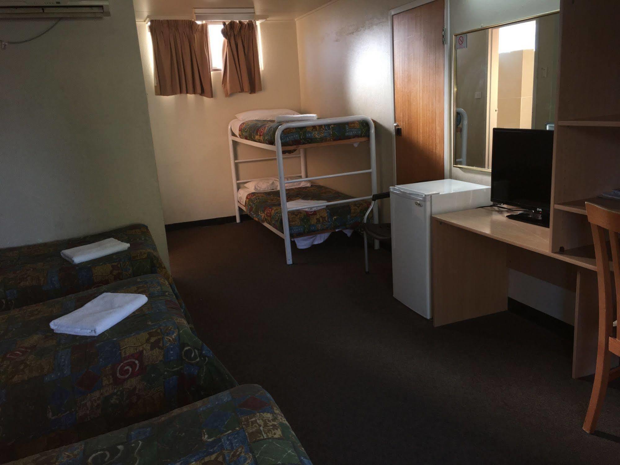 Red Cedars Motel Canberra Ngoại thất bức ảnh