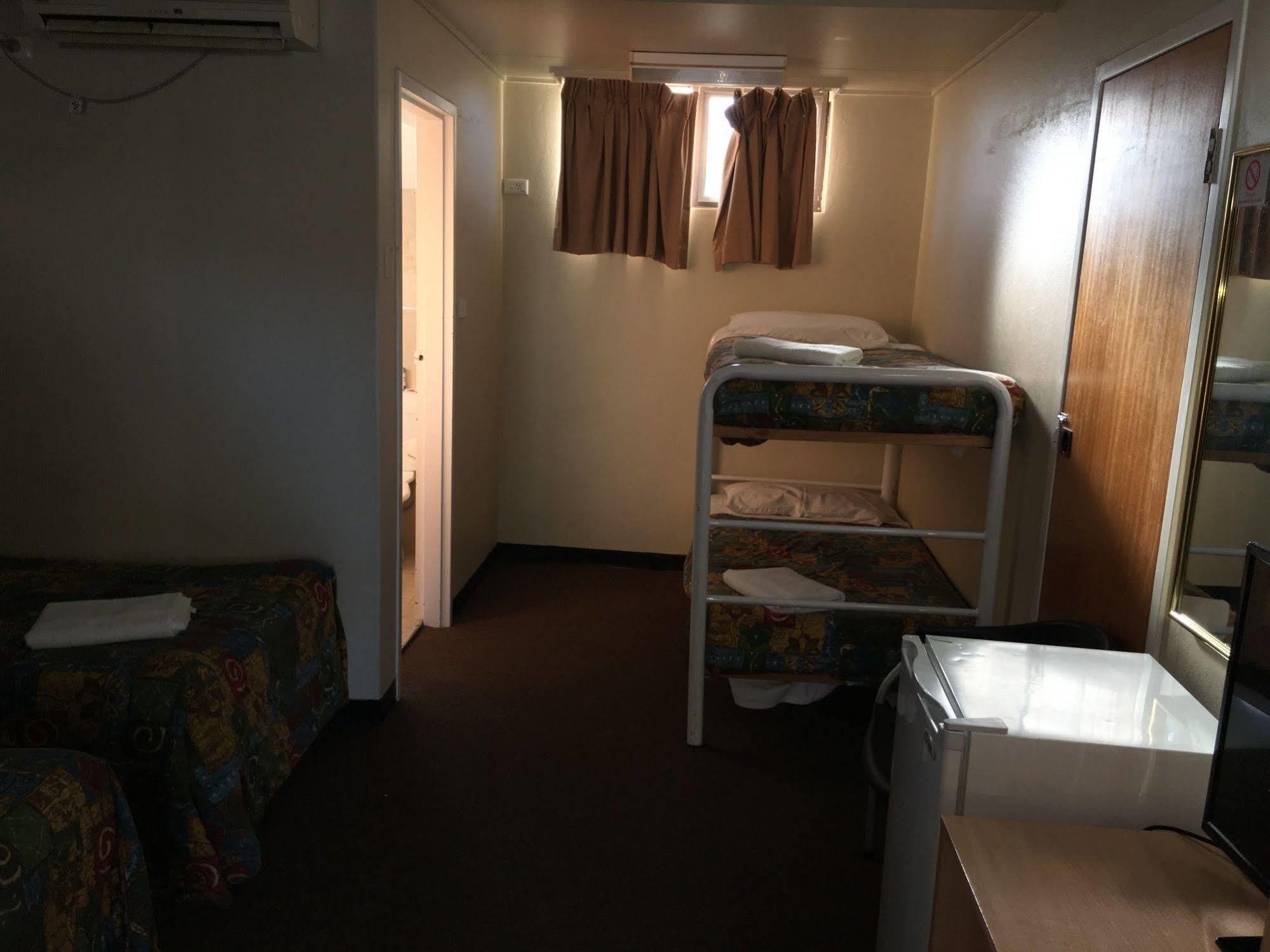 Red Cedars Motel Canberra Ngoại thất bức ảnh