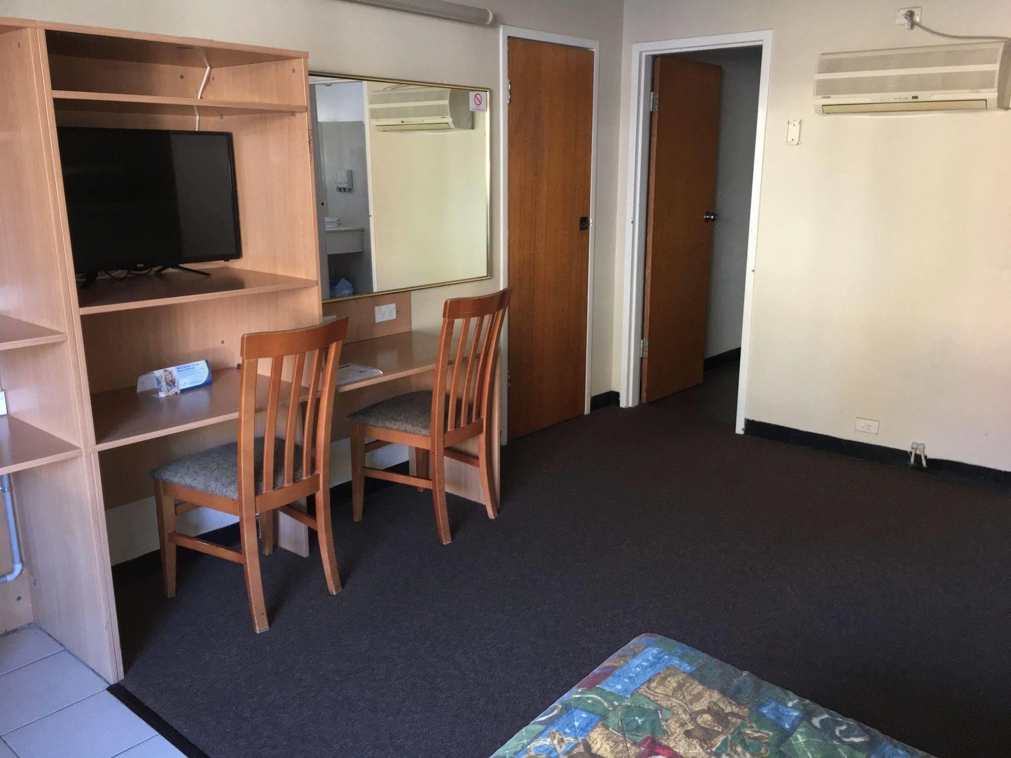Red Cedars Motel Canberra Ngoại thất bức ảnh