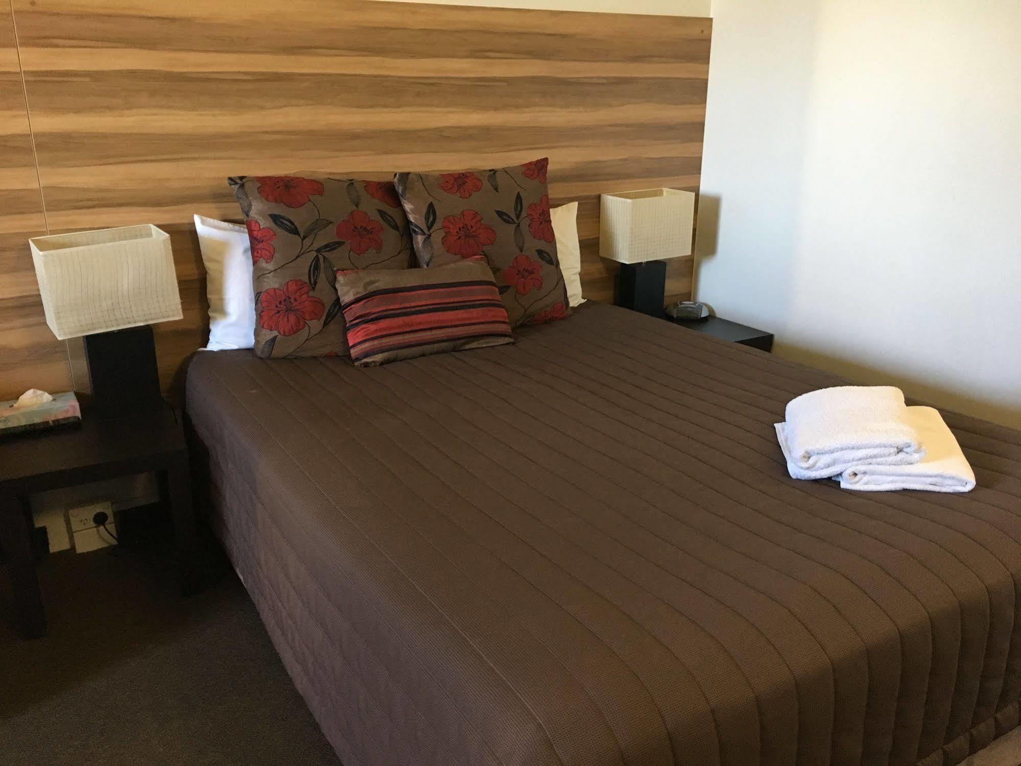 Red Cedars Motel Canberra Ngoại thất bức ảnh