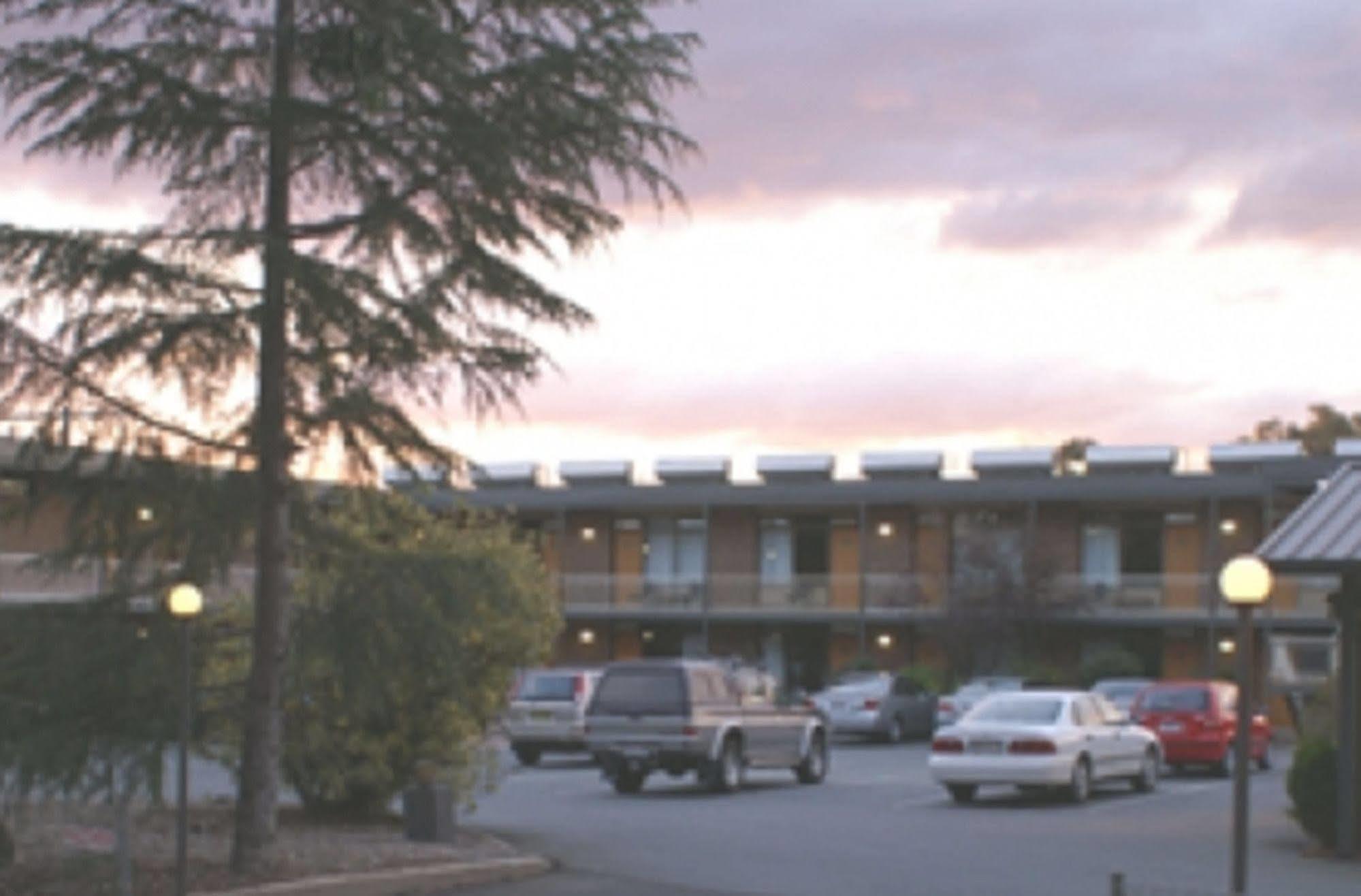 Red Cedars Motel Canberra Ngoại thất bức ảnh